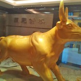 方圳玻璃钢金牛雕塑为深圳证券公司迎来牛市
