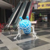 方圳玻璃钢卡通蚂蚁雕塑装饰深圳商业区