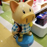 玻璃钢卡通雕塑小猪提升深圳商场形象