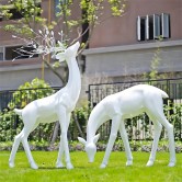 庭院艺术新风尚：玻璃钢仿真鹿群，源头定制唤醒自然灵韵