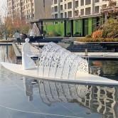 小区景观升级首选！厂家定制玻璃钢+钢结构抽象人物船雕塑，点亮物业美学新地标