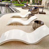 定制玻璃钢泳池躺椅：两种工艺，适配不同场景的户外休闲解决方案