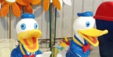 深圳商场定制玻璃钢卡通公仔美陈雕塑宣传自身品牌