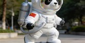 破圈出圈！玻璃钢熊猫旅航员雕塑，解锁国潮艺术与航天美学新范式