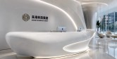 高端创意前台定制：玻璃钢异形设计如何打造企业第一名片？